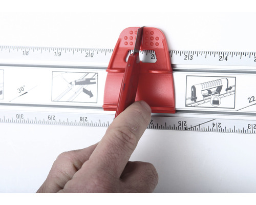 Coupe-profilé en utilisation sur une barre de mesure