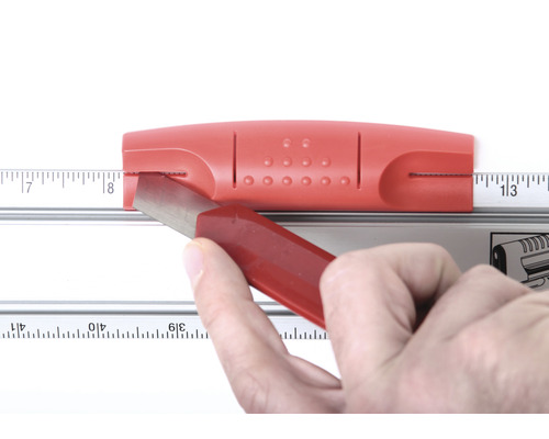 Cutter coupant un matériau avec un gabarit de coupe