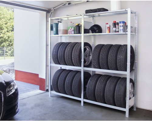 Regalsystem mit Autoreifen und verschiedenen Behältern in einer Garage
