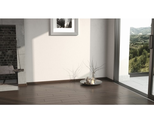 Innenraum mit Holzboden, Dekoration und Blick ins Grüne