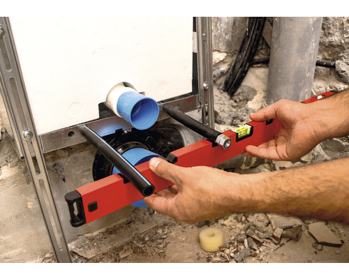 Installation eines Vorwandelements mit Wasserwaage