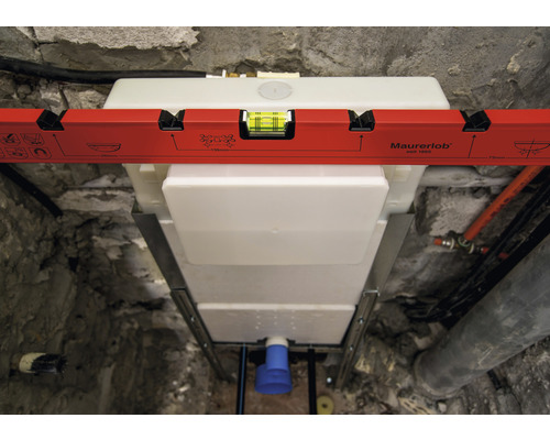 Vorwandelement für ein WC mit einer Wasserwaage ausgerichtet.