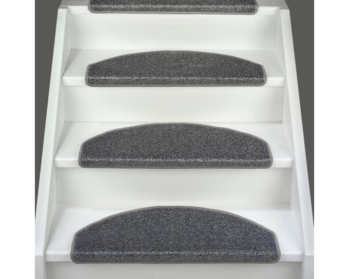 Escalier avec tapis d''escalier gris