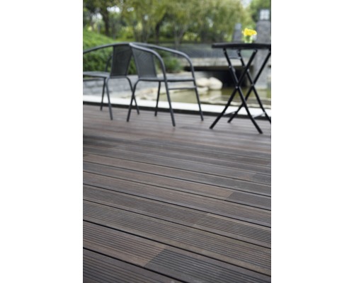 Terrasse avec sol en bois, table de jardin et chaises à l''extérieur