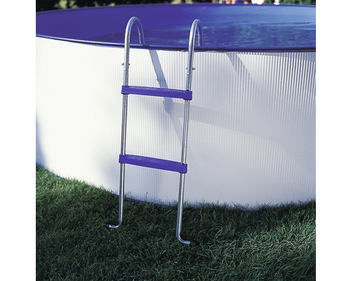 Schwimmbadleiter aus Metall am Pool