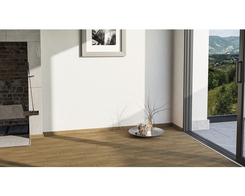 Heller Raum mit Holzbodenfliesen, Kamin und Terrassentür