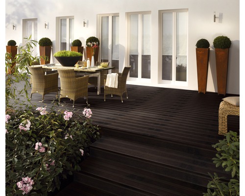 Terrasse avec lames de terrasse, table et chaises