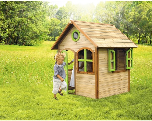 Maison de jeux en bois dans le jardin avec des enfants Maison de jeux en bois dans le jardin avec des enfants