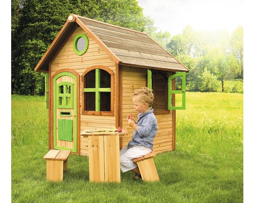 Maison de jeu en bois avec table et chaise dans le jardin