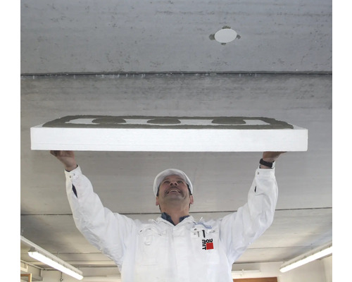 Handwerker montiert Dämmplatte an Decke