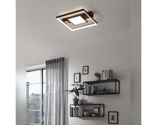 Quadratische Deckenleuchte im Wohnzimmer