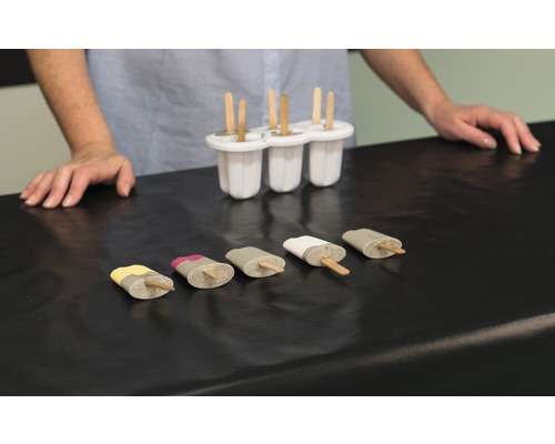 Moules à glace en plastique avec des sucettes glacées sur une surface de table