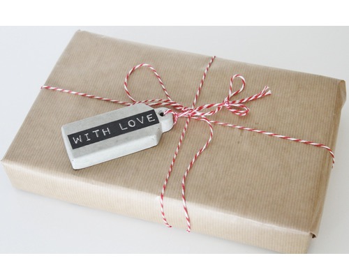 Ein Geschenk in Papier verpackt mit der Aufschrift ''With Love''.