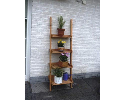 Holzpflanzenregal mit vier Ebenen und verschiedenen Pflanzen und einer Gießkanne