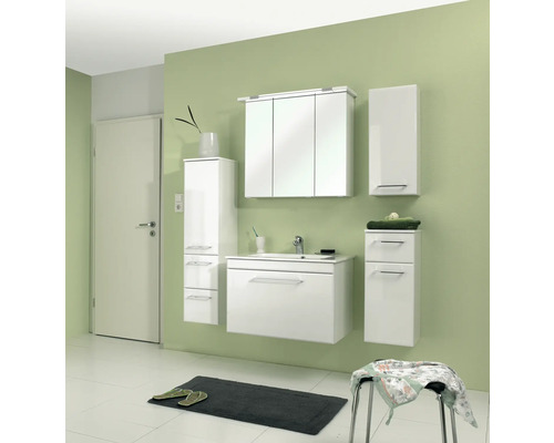 Salle de bain moderne avec meubles de salle de bain blancs et armoire suspendue à miroir.