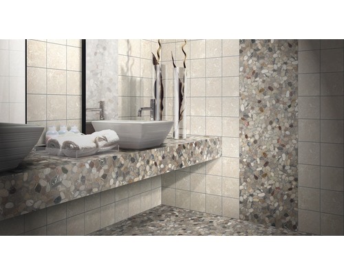 Salle de bain avec lavabo, miroir, serviettes et carrelage aspect pierre