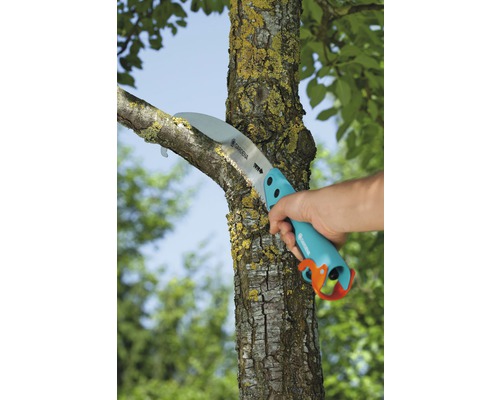Scie à branches en cours d''utilisation sur un arbre