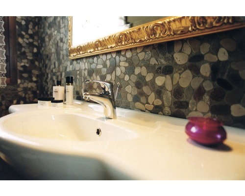 Lavabo de salle de bain avec robinetterie et miroir avec cadre doré