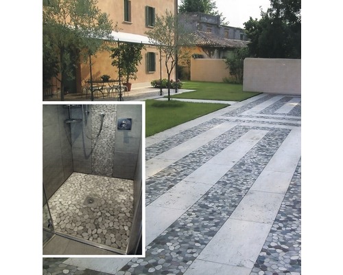 Extérieur avec allée de jardin en dalles de pierre et douche avec sol en galets