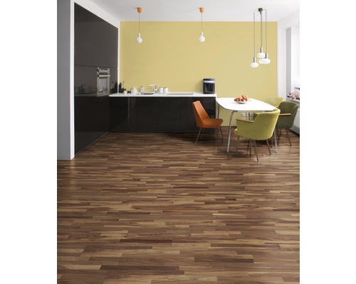 Moderne Küche mit Holzboden, Esstisch und Stühlen