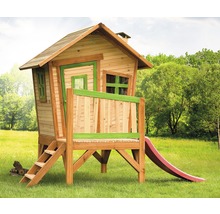 Maison de jeu en bois avec toboggan dans le jardin