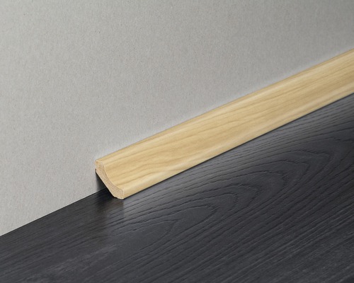 Plinthe en bois entre le mur et le sol
