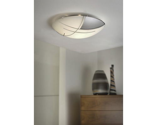 Deckenleuchte aus Glas und Metall im Wohnraum