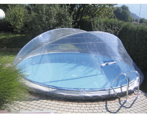Piscine avec dôme de piscine transparent dans le jardin