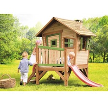 Cabane de jeu en bois avec toboggan et enfants dans le jardin.