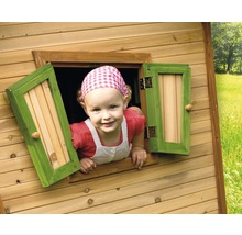 Enfant regardant par la fenêtre d''une cabane de jeu en bois