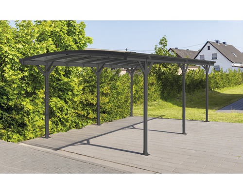 Freistehender Carport aus Metall im Garten