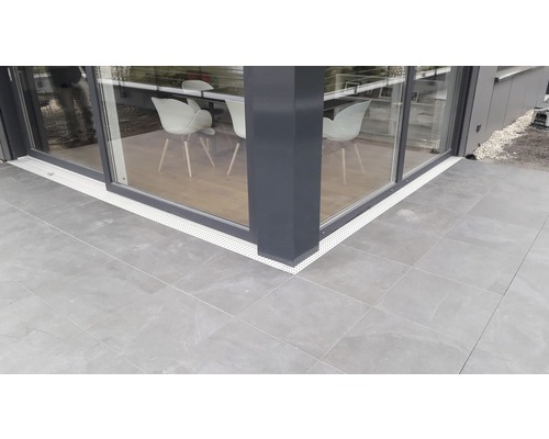 Terrasse mit Entwässerungsrinne und Fliesen