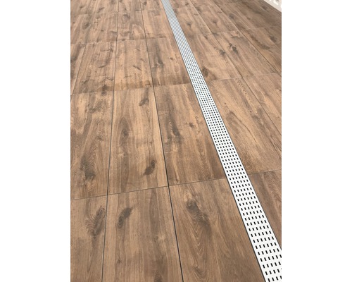 Bodenfliesen in Holzoptik mit Entwässerungsrinne
