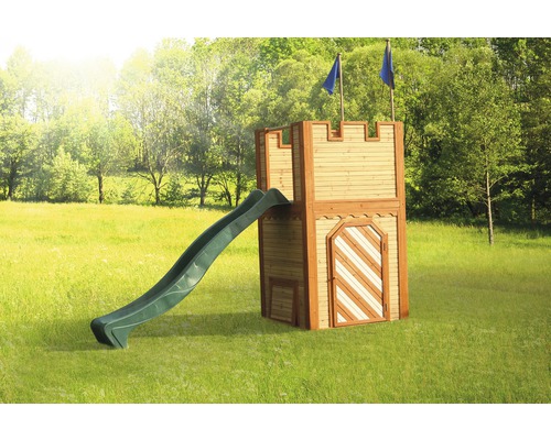 Holzburg mit Rutsche und spielenden Kindern im Garten.