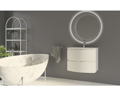 Badezimmer mit freistehender Badewanne, Waschtisch mit Spiegel und Regal