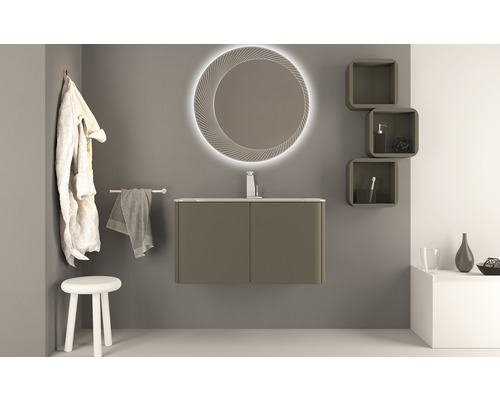 Modernes Badezimmer mit Waschtischunterschrank, beleuchtetem Spiegel und Regalen