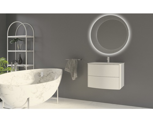 Badezimmer mit freistehender Badewanne, Regal, beleuchtetem Spiegel und Waschtischunterschrank