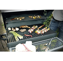 Barbecue avec différents aliments tels que brochettes, saucisses, champignons et asperges