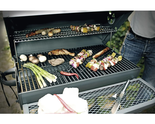 Barbecue avec différents aliments tels que brochettes, saucisses, champignons et asperges