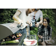 Scène de barbecue avec des personnes, des grillades et des boissons