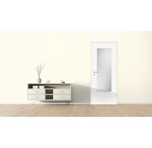 Pièce lumineuse avec commode et porte intérieure avec insert en verre