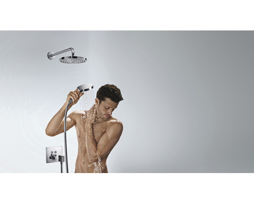 Mann unter der Dusche mit Kopf- und Handbrause