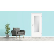 Pièce lumineuse avec porte, fauteuil et plante en pot