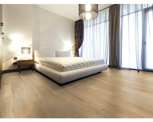 Schlafzimmer mit Doppelbett, Nachttisch und Vorhängen