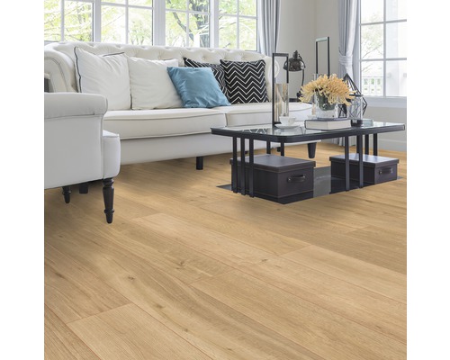 Wohnzimmer mit Laminatboden, Sofa und Couchtisch