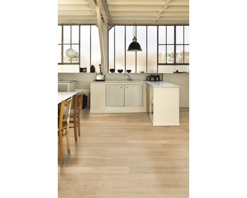 Helle Küche mit Holzboden und großen Fenstern für natürliches Licht