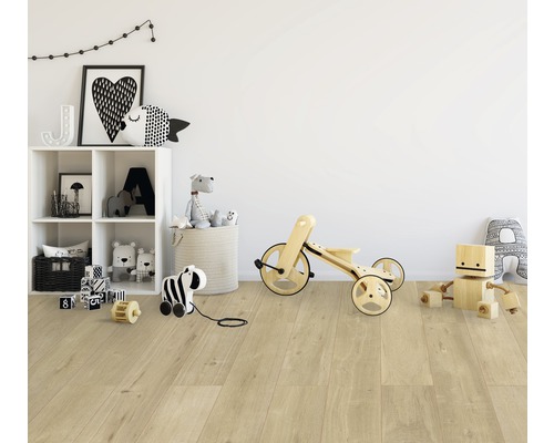 Kinderzimmer mit Laminatboden, Regal und Spielzeug.