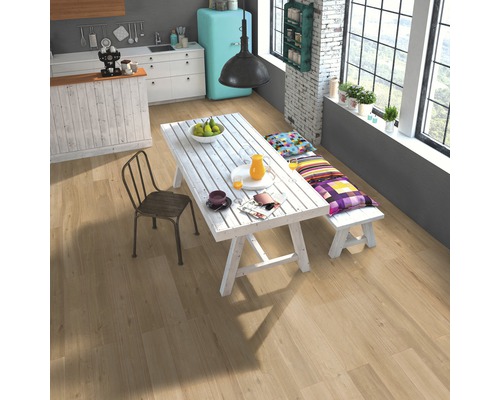 Helle Küche mit Holzboden, Esstisch und Sitzbank mit Kissen