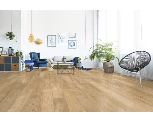 Heller Wohnraum mit Laminatboden, Sofa, Sessel und Dekoration