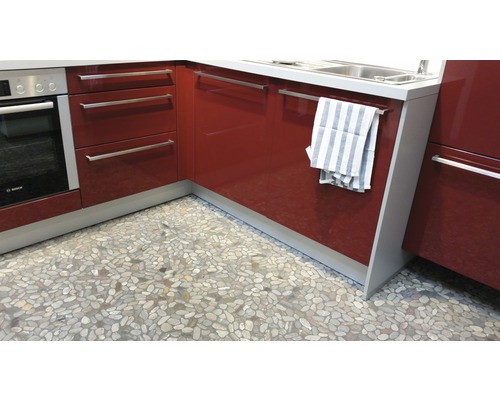 Küche mit Einbaubackofen, Spüle, Handtuch und Boden aus Flusskiesel